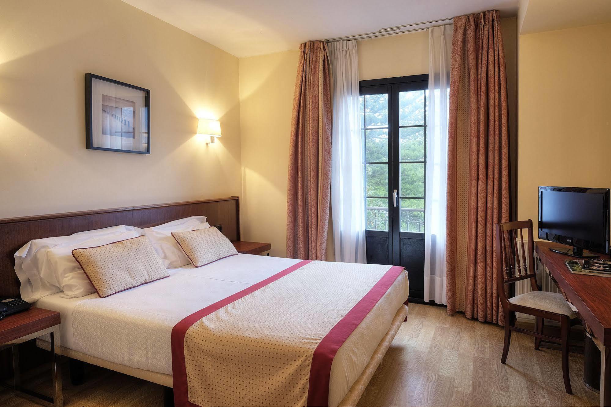 Hotel Y Apartamentos Arias ナビア エクステリア 写真